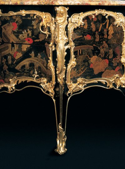En Louis XV-kommode av Bernard van Risenburgh II