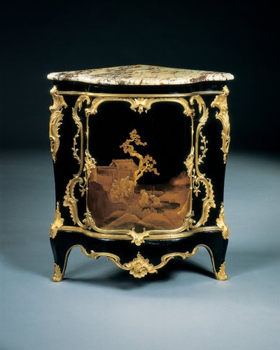 En av et par Louis XV-encoignus, ca. 1750 av Bernard van Risenburgh II