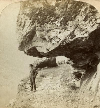 Mann på en klippe med utsikt over Nærøyfjord, Sogne, Norge. av Bert Underwood