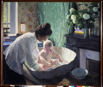 Om morgenen (morgen). I et komfortabelt interiør (gardin, dekorasjon, blomsterbukett, peis), beskrivelse av en hverdagsscene: en mor lener seg over babyen sin for å gi ham et bad, i et stort basseng plassert på et bord, med tilgang av Boris Mikhailovich Kustodiev