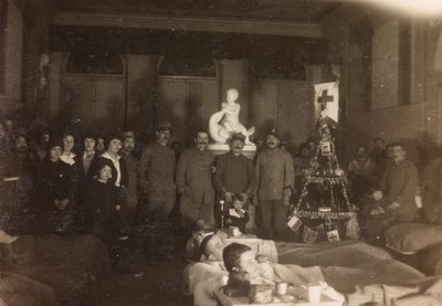 Album av første verdenskrig i Friuli-Venezia Giulia: gruppeportrett 1. juledag i Villa Brazzà, hjemmet til 17 av krigssykehuset i Soleschiano Manzano, 25/12/1915 (s/hv-bilde) av Bourbon Del Monte