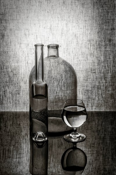Refleksjoner av glassflasker av Brig Barkow