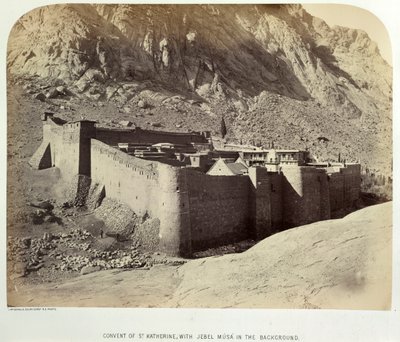 St. Katherine-klosteret med Jebel Músá i bakgrunnen, fra Ordnance Survey of the Peninsula of Sinai av British Photographer
