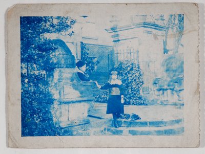 Elaine og Lancelot Grimshaw ved portene til Knostrop Hall (cyanotype) av British Photographer