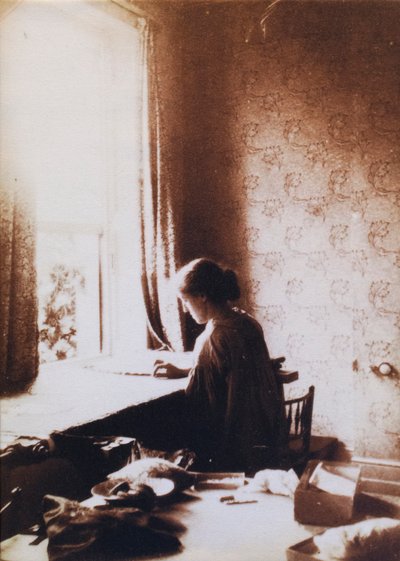 May Morris på jobb, tidlig på 1890-tallet (s/hvitt-bilde) av British Photographer