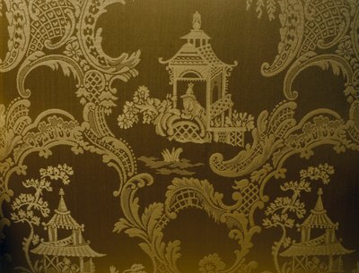 Kinesiske motiver, detaljer fra polstring på lenestol i George II-stil, utskåret tre, polstrede armer og polstret rygg og sete, ca 1750, Storbritannia av British School