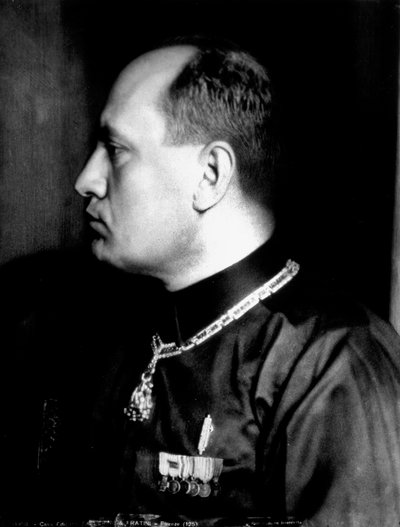 Halvlengde portrett i profil av Benito Mussolini i svart skjorte og militærdekorasjoner (s/hv-bilde) av Brogi Brogi