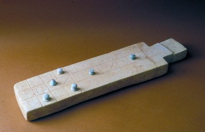 Spillebrett med spillebrikker, fra Tell Beit Mirsim, Jordan, ca. 2000-1700 f.Kr. (kalkstein) av Bronze Age