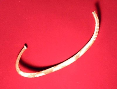 Halsring funnet i Ickleton, Cambridgeshire (gull) av Bronze Age