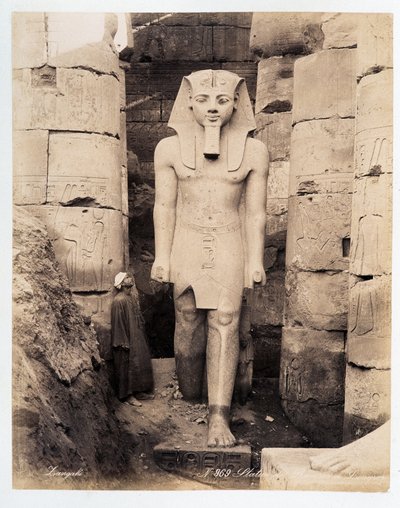 En statue av Ramses i Luxor - fotografi av Zangali-brødrene, sent på 1800-tallet av Brothers Zangaki