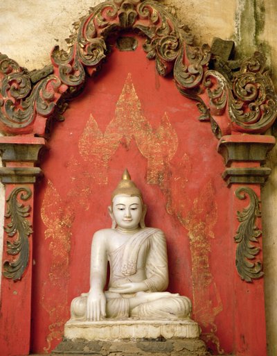 Sittende Buddha i meditasjon (alabast) av Burmese School
