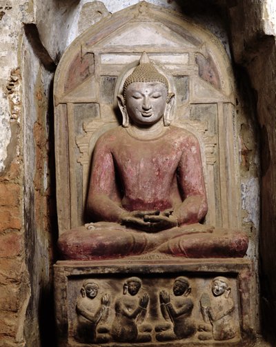 Sittende Buddha i meditasjon (polykrom stein) av Burmese School