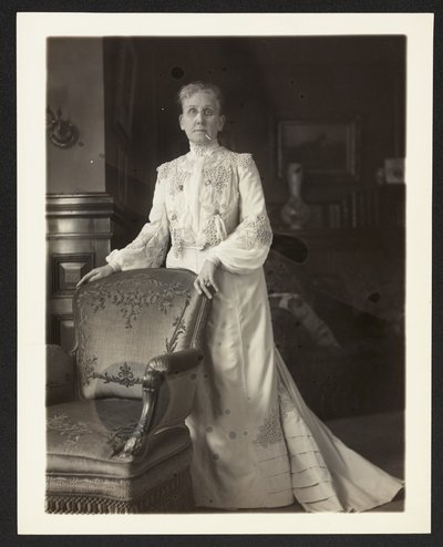 Mrs John Arbuckle, ca. 1900-10 (s/hvitt-bilde) av Burr William McIntosh