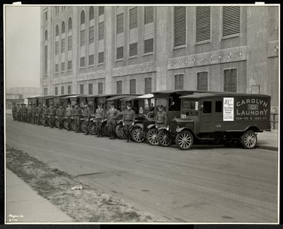 En linje med leveringsbiler parkert utenfor Carolyn Laundry på 111 East 128th Street, East Harlem, New York, 1929 (sølv gelatintrykk) av Byron Company