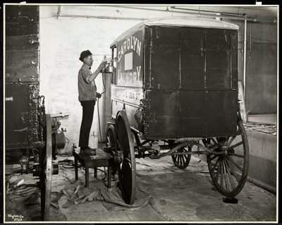 En mann som spraymaler en leveringsvogn fra Carolyn Laundry på 111 East 128th Street, East Harlem, New York, 1929 (sølv gelatintrykk) av Byron Company