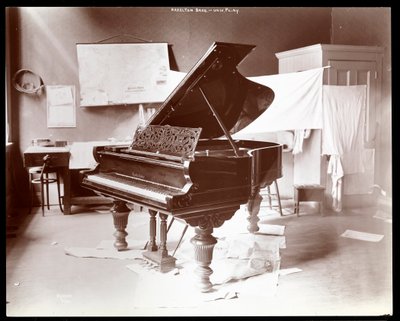 Et piano av Hazelton Brothers Piano Co. på University Place, New York, 1898 (sølv gelatintrykk) av Byron Company