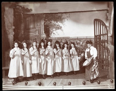 En scene fra en amatørproduksjon av et skuespill med tittelen Angelina, The Orphaned Heiress presentert på Barnard College, New York (sølv gelatintrykk) av Byron Company