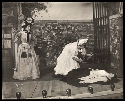 En scene fra en amatørproduksjon av et skuespill med tittelen Angelina, The Orphaned Heiress presentert på Barnard College, New York (sølv gelatintrykk) av Byron Company