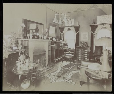 En stue i hjemmet til dramatikeren Henry Martyn Blossom, på 23 East 30th Street, New York, 1908 (sølv gelatintrykk) av Byron Company