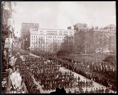 Luftfoto av menn som marsjerer i den republikanske Gold Standard Parade på Broadway i City Hall Park, New York, 1898 (sølv gelatintrykk) av Byron Company