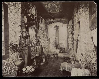 En utsmykket stue i Blakely Hall-residensen på 11 West 45th Street, New York, 1896-98 (sølv gelatintrykk) av Byron Company