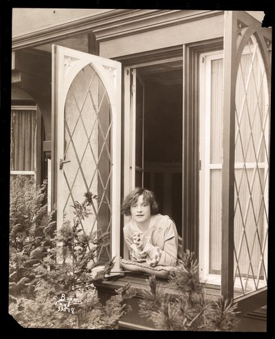 Anne Murdock at Home, ca. 1915 (sølv gelatintrykk) av Byron Company