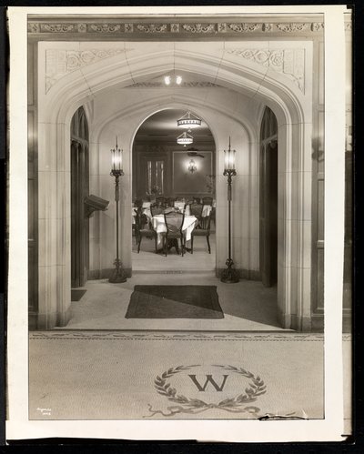 Buegang som fører inn til spisestuen til Hotel Woodward, Broadway og 55th Street, New York, 1920 (sølv gelatintrykk) av Byron Company