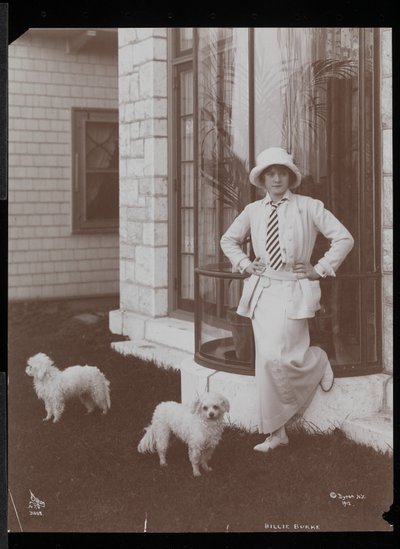 Billie Burke og to hunder på Burkeleigh Crest, huset hennes i Hastingson, New York, 1912 (sølv gelatintrykk) av Byron Company