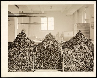 Binger med smultringer for Frelsesarmeen på Hotel Commodore, 1919 (sølv gelatintrykk) av Byron Company