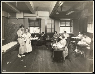 Blinde unge kvinner og en lærer som syr i et klasserom ved New York Association for the Blind, 111 East 59th Street, New York, 1921 (sølv gelatintrykk) av Byron Company