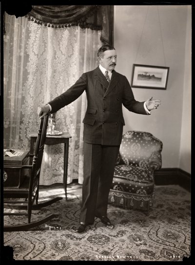 Charles Hawtrey i leiligheten hans i Holland House på Fifth Avenue, New York, 1901-2 (sølvgelatintrykk) av Byron Company