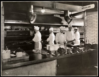 Kokker ved slaktekyllingen på kjøkkenet på Hotel Commodore, 1919 (sølv gelatintrykk) av Byron Company