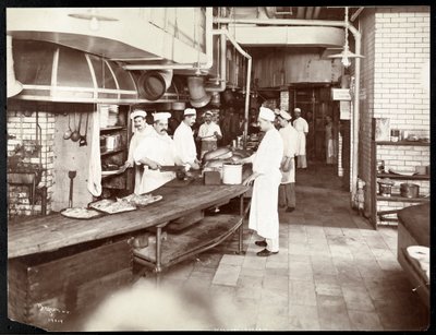 Kokker som jobber på kjøkkenet til Waldorf Astoria Hotel på 34th Street og 5th Avenue, New York, 1903 eller 1904 (sølv gelatintrykk) av Byron Company