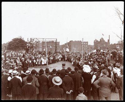 Folkemengde som ser på en polevaulter på Hudson Bank Gymnasium and Playground, 53rd Street og 11th Avenue, New York, 1898 (sølv gelatintrykk) av Byron Company
