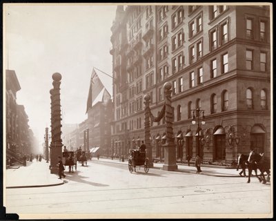 Dekorasjoner for Dewey Parade på Waldorf Astoria Hotel, 33rd Street og 5th Avenue, New York, 1899 (sølv gelatintrykk) av Byron Company