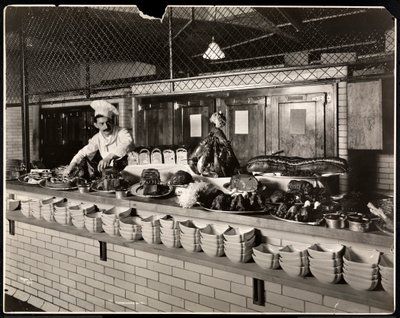 Utstilling av kjøttpålegg på kjøkkenet til Commodore Hotel, 1919 (sølv gelatintrykk) av Byron Company