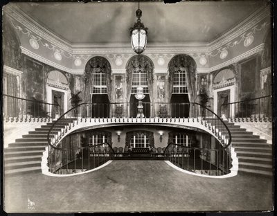 Dobbel trapp på Ritz-Carlton Hotel, 1913 (sølv gelatintrykk) av Byron Company