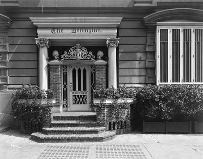 Inngang til Hotel Wellington, 871 7th Avenue, New York, 1907 (sølv gelatintrykk) av Byron Company