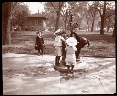 Fem barn leker og drikker ved fontenen på Madison Square, New York, 1901 (sølv gelatintrykk) av Byron Company