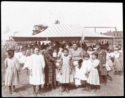 En gruppe jenter og en kvinne ved Hudson Bank Gymnasium and Playground, 53rd Street og 11th Avenue, New York, 1898 (sølv gelatintrykk) av Byron Company