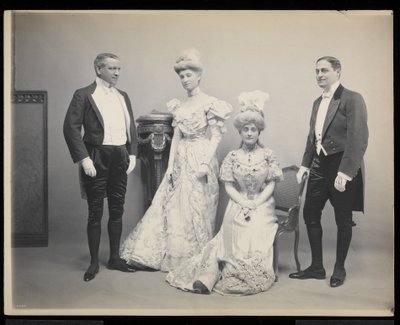 Gruppeportrett av Sydney Dillon Ripley med tre andre på James Hazen Hyde Ball, New York, 31. januar 1905 (sølv gelatintrykk) av Byron Company
