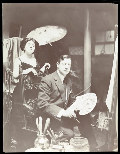 Harrison Fisher and Model, 1908-9 (sølv gelatintrykk) av Byron Company