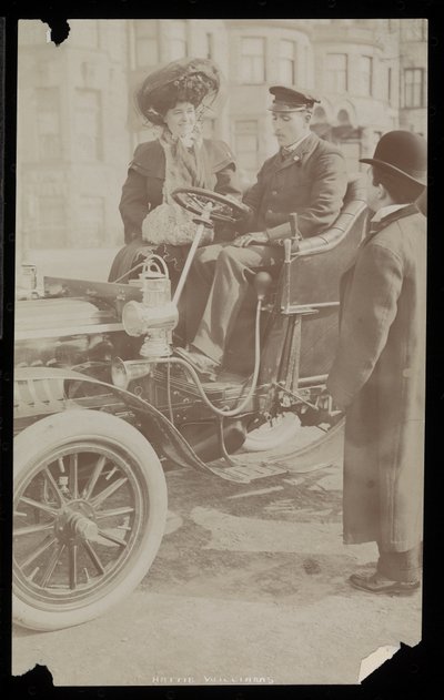 Hattie Williams satt med sjåfør i en av New York Citys første biler, New York, 1890-1910 (sølv gelatintrykk) av Byron Company