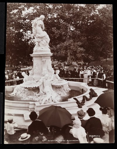 Heinrich Heine-monumentet (Lorelei-fontenen) og publikum til stede ved avdukingen, Grand Concourse og 164th Street, The Bronx, New York, 1899 (sølvgelatintrykk) av Byron Company