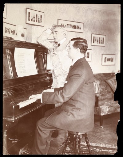 Kyrle Bellew og venn ved pianoet i Bellew