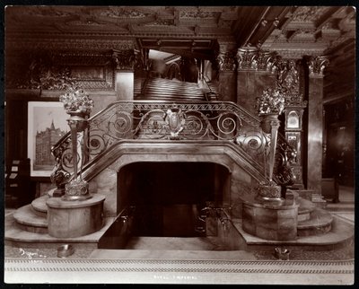 Hovedtrapp i lobbyen til Hotel Imperial, 1904 (sølv gelatintrykk) av Byron Company
