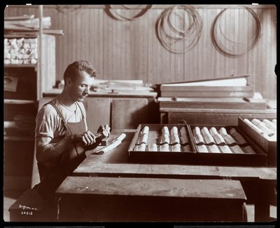 Mann som arbeider i Hardman, Peck und Co. pianofabrikk, New York, 1907 (sølv gelatintrykk) av Byron Company
