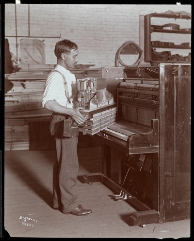 Mann som arbeider i Hardman, Peck und Co. pianofabrikk, New York, 1907 (sølv gelatintrykk) av Byron Company