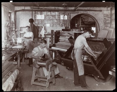 Menn som arbeider i Hardman, Peck und Co. pianofabrikk, New York, 1907 (sølv gelatintrykk) av Byron Company