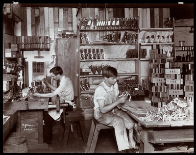 Menn som arbeider i Hardman, Peck und Co. pianofabrikk, New York, 1907 (sølv gelatintrykk) av Byron Company